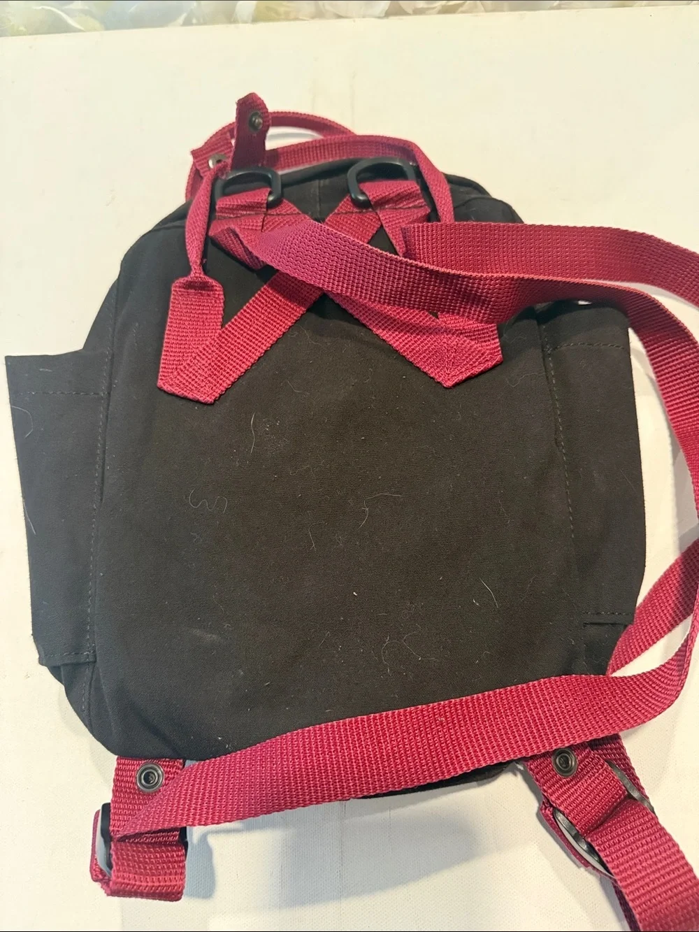 Kånken Mini Backpack - Black with Red Accents